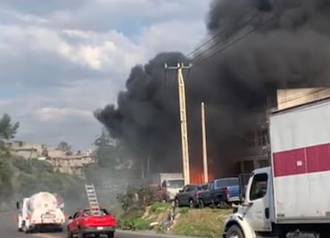 Registran incendio en deshuesadero de autos en Naucalpan