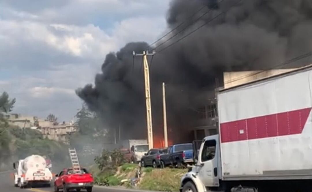 Una intensa nube de humo negro generó el incendio que se registró en las inmediaciones del kilómetro 10 de la carretera Naucalpan-Toluca. Foto: Especial