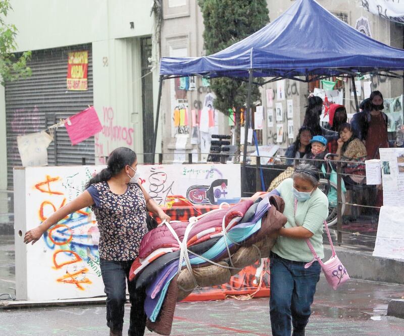 Alrededor de 60 personas abandonaron ayer la CNDH. Foto: CARLOS MEJÍA. EL UNIVERSAL