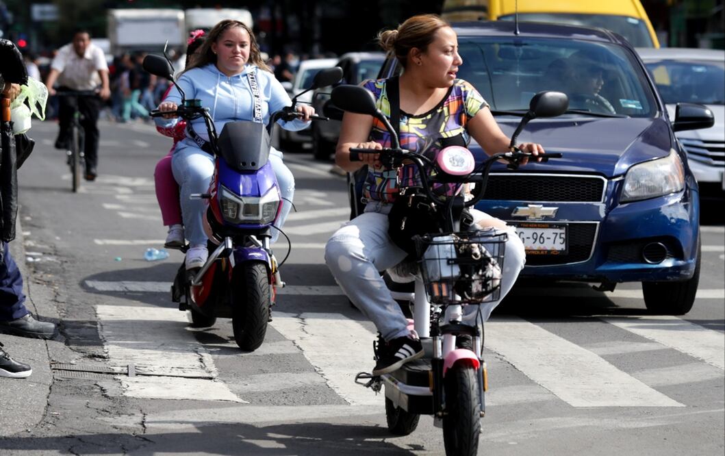 Mujeres conducen bicimotos sin casco y en el carril confinado de transporte público en la Ciudad de México, el 15 de agosto de 2025. Foto: Carlos Mejía/EL UNIVERSAL