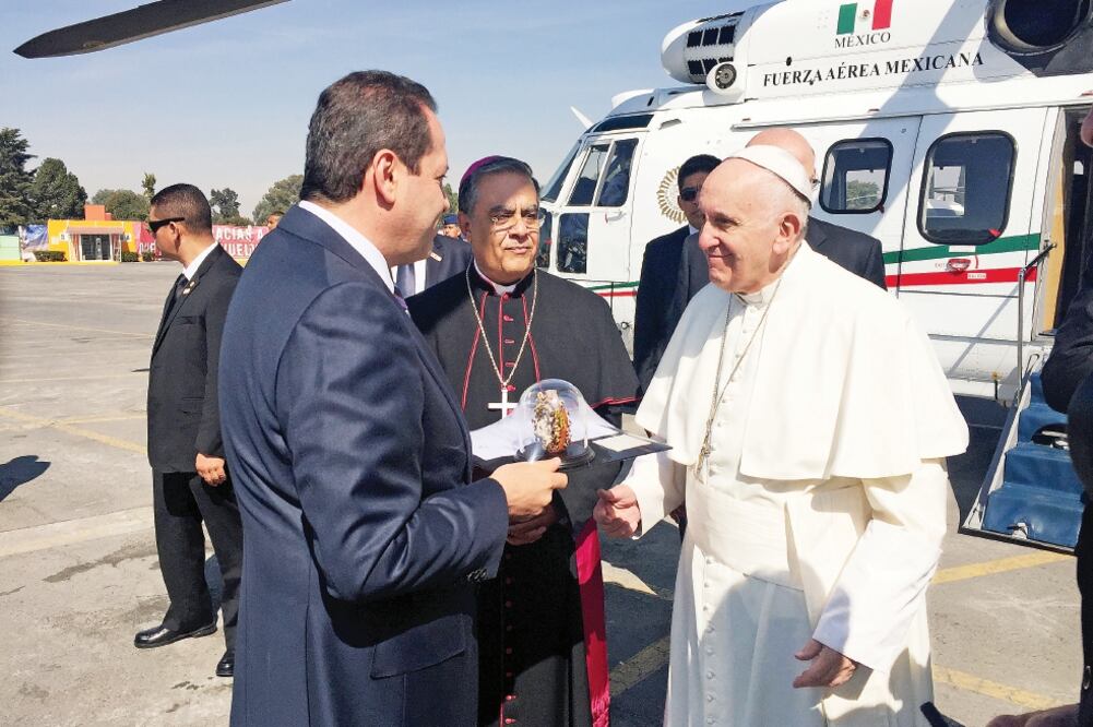 El gobernador del Estado de México, Eruviel Ávila Villegas, regaló al jefe del Estado Vaticano un Árbol de la Vida elaborado por artesanos de Metepec (ESPECIAL)