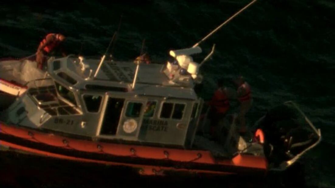 Marina rescata a 4 pescadores varados en inmediaciones de Isla Cerralvo, BCS