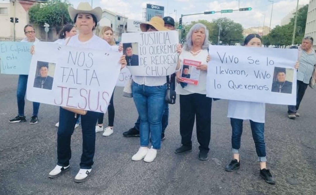 Realizan plantón afuera de la Fiscalía de Sonora por la desaparición de joven (15/07/2025). Foto: Especial