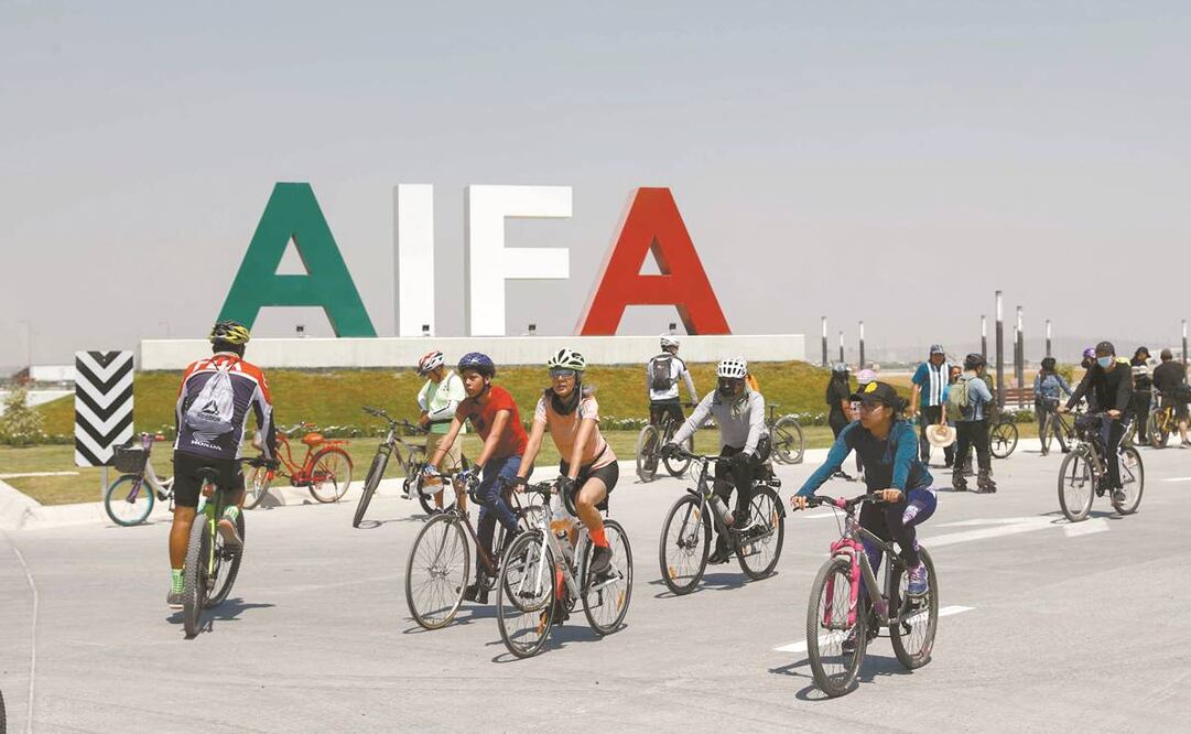 Cientos de familias, algunas que viven cerca del AIFA, acudieron al recorrido por este complejo; en la imagen, visitantes posan frente al Calendario Azteca. Foto: Diego Simón/ EL UNIVERSAL.