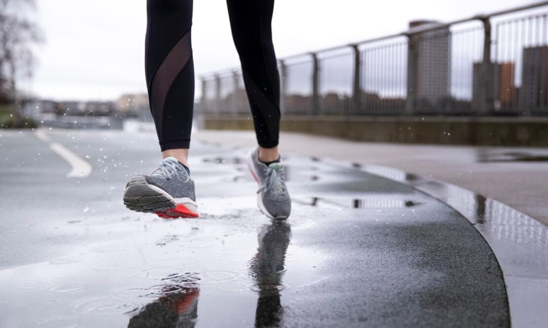 La lluvia desafía al calzado, pero cuidarlo asegura comodidad, salud y estilo. Foto: Freepik