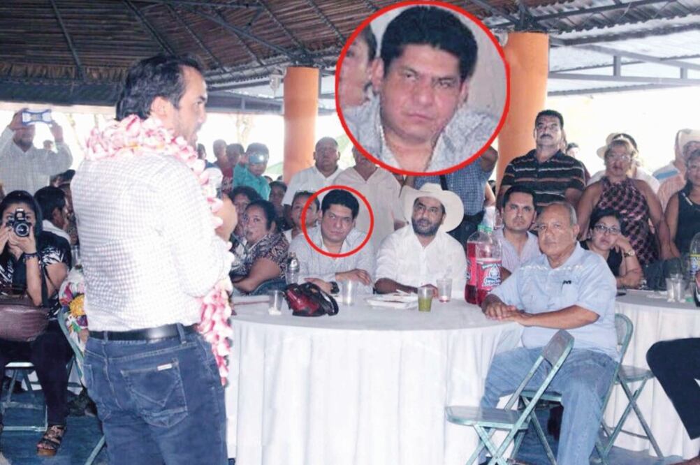 En esta foto del 13 de agosto de 2016 se ve a Hernán Martínez, Comandante H (en el círculo), mientras Fernando Yunes Márquez da un discurso (CORTESÍA)