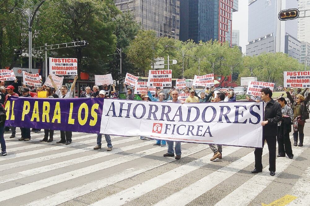 Los ahorradores se manifestaron ayer en el cruce de las avenidas Insurgentes y Reforma con cierres intermitentes para no afectar el tránsito (ANTONIO HERNÁNDEZ. EL UNIVERSAL)