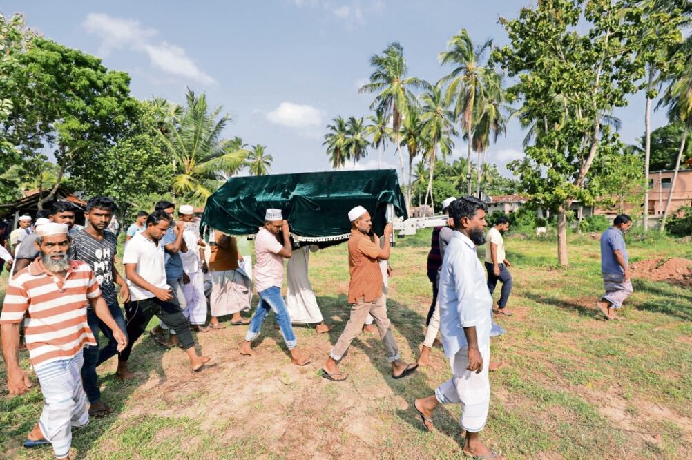 Musulmanes cargan el féretro de M. S. Fouzul Ameen, de 47 años, quien falleció por la violencia sectaria que inició el fin de semana, en Sri Lanka. / DINUKA LIYANAWATTE. REUTERS