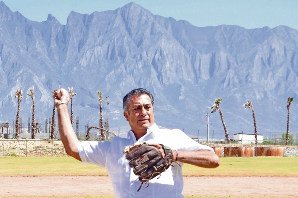 El aspirante presidencial independiente, Jaime Rodríguez Calderón El Bronco, realizó un recorrido en el municipio de García en Nuevo León, donde se tomó el tiempo para hablar con la gente y practicar baseball. (EMILIO VÁSQUEZ. EL UNIVERSAL)