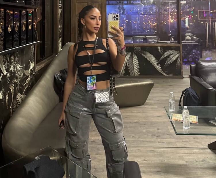 Negro y plateado en este outfit de festival. Foto: Especial. Instagram @oficialmariachacon