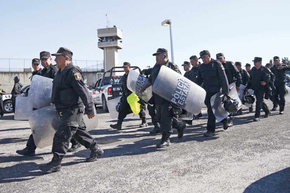 Problema. Las autoridades indican que los motines han sido un problema muy grave desde el año pasado en los penales. En la imagen, policías en la cárcel de Neza Bordo (ARCHIVO EL UNIVERSAL)