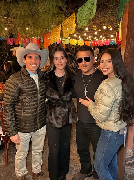Christian Nodal recibe a Rommel Pacheco y su esposa, Lylo Fa, que posan también con Ángela Aguiar, durante su celebración de cumpleaños.
Foto: Instagram