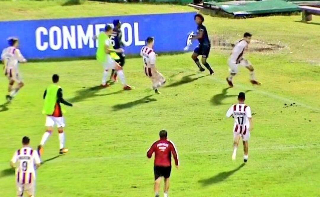 Tomada de video. Jugador del Independiente del Valle se defiende con un banderín 