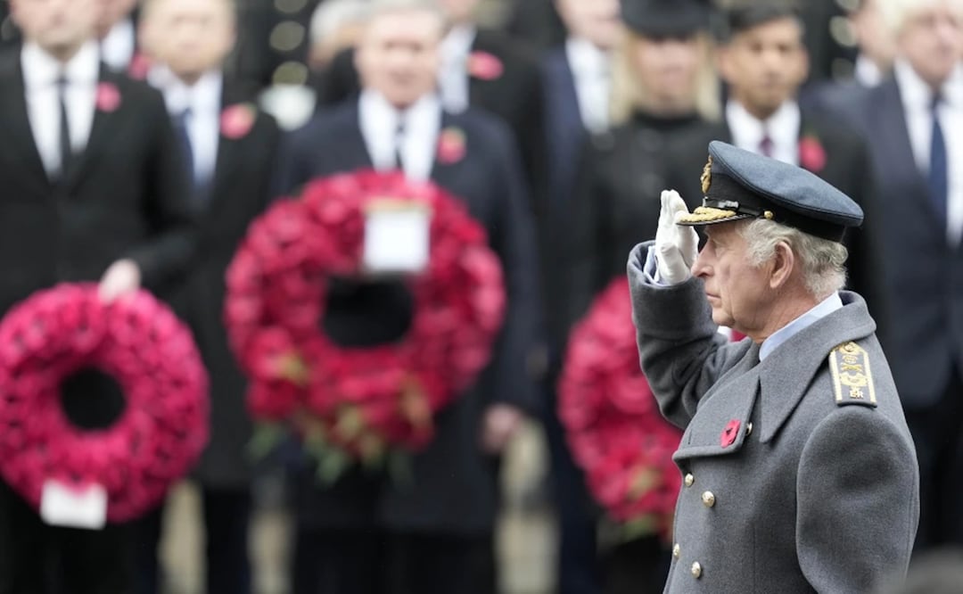 El rey Carlos III encabeza la ceremonia del Día del Recuerdo en el Cenotafio, en Whitehall de Londres, el domingo 12 de noviembre de 2023. Foto. AP