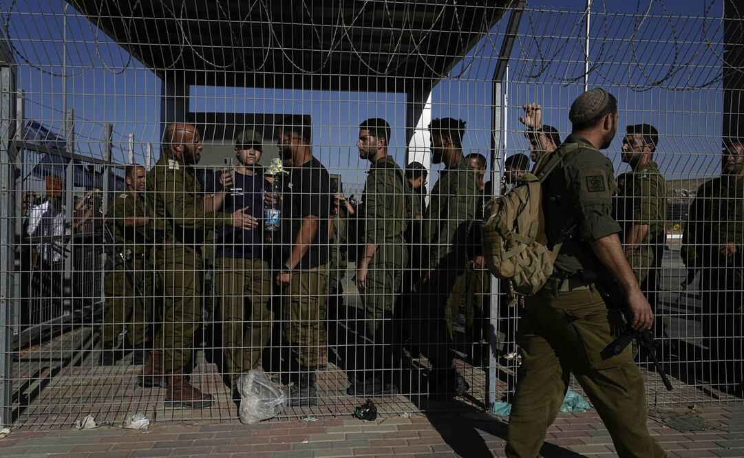 Soldados israelíes se reúnen en la puerta de la base militar de Sde Teiman, donde en el interior los soldados están siendo interrogados por abuso a detenidos. Foto: AP