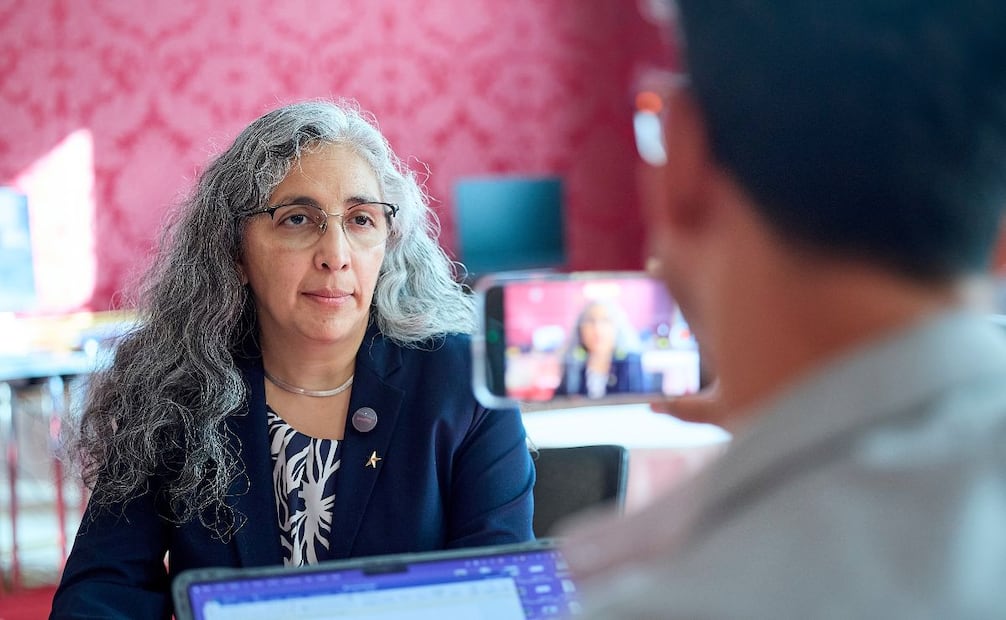 La Dra. Xyoli Pérez Campos en el Palacio de Hofburg en Viena, destacando los amplios beneficios de los datos de monitoreo global en la Conferencia de Ciencia y Tecnología (SnT 2025). "El poder usar estos datos de esta red global. Es muy importante y aquí la invitación es para investigadores del país se acerquen a ver. Qué tipo de datos pueden necesitar y les pueden ser útiles para sus investigaciones". Foto: Georges Schneider