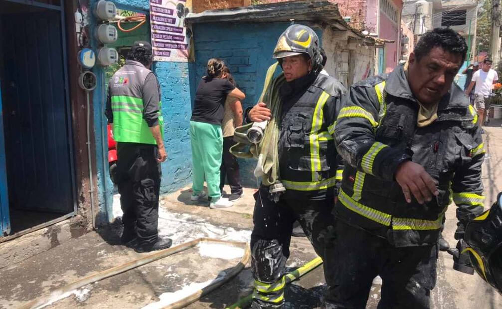 Fueron resguardados los dos menores, quienes no presentaban lesiones, solo fueron atendidos por crisis nerviosa por elementos de Protección Civil de Iztapalapa. Foto: Juan Carlos Williams. EL UNIVERSAL
