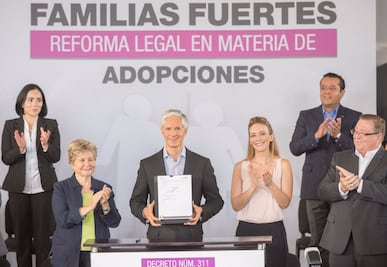 Del Mazo firma reforma que modifica procesos de adopción
