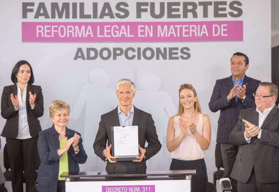 Alfredo del Mazo Maza, gobernador del Estado de México, aseguró que con las modificaciones en la ley de la familia se reduce los tiempos en los procesos administrativos y judiciales de adopción (Foto: Especial)