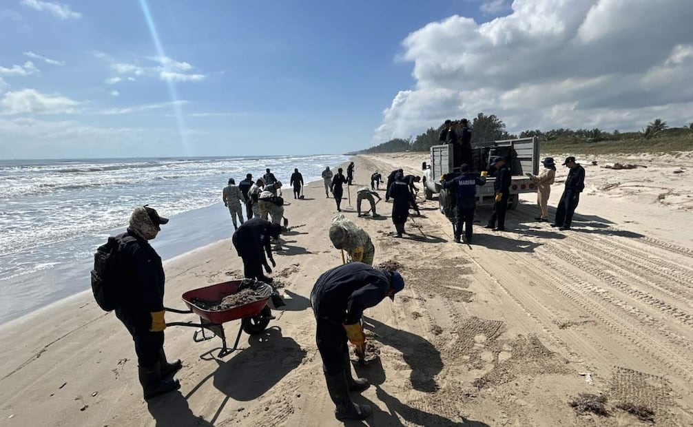 Más de 2400 elementos atienden derrame de crudo en Veracruz y Tabasco; SEMAR ha atendido más de 223 km de playas.
Foto: Especial.