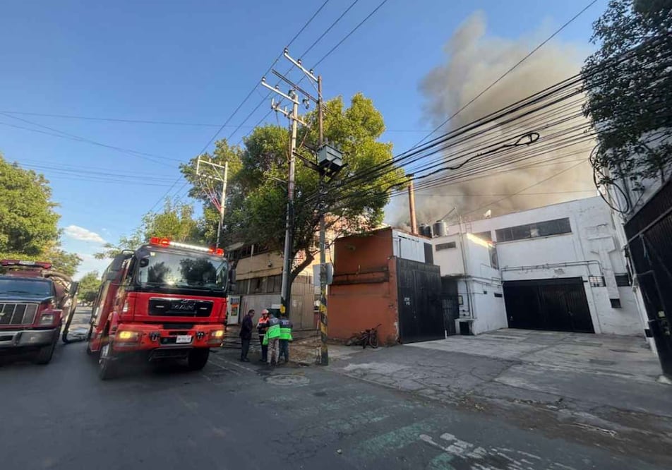 Incendio en fábrica de telas en la alcaldía Azcapotzalco. Foto: Juan Carlos Williams / EL UNIVERSAL