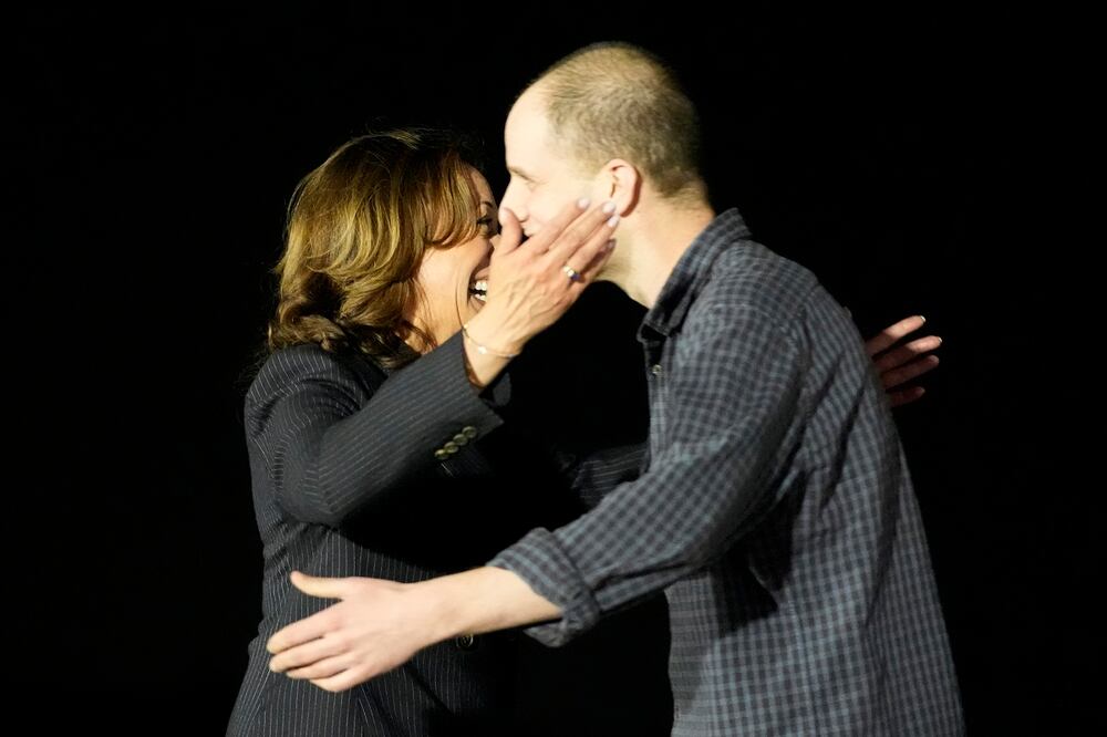 La vicepresidenta Kamala Harris, con el periofists Evan Gershkovich en la Base de la Fuerza Aérea Andrews, Maryland. Foto: Alex Brandon. Foto: AP