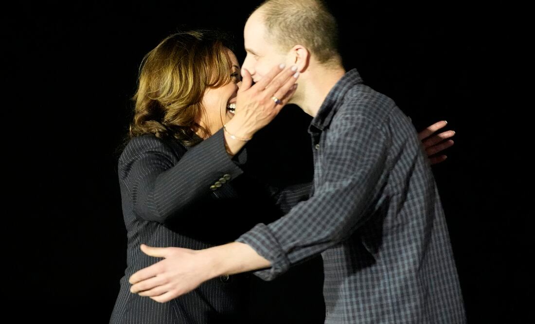 La vicepresidenta Kamala Harris, con el periofists Evan Gershkovich en la Base de la Fuerza Aérea Andrews, Maryland. Foto: Alex Brandon. Foto: AP