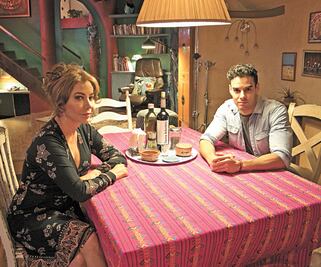 Mara Escalante filma su ópera prima entre besos y pruebas de Covid