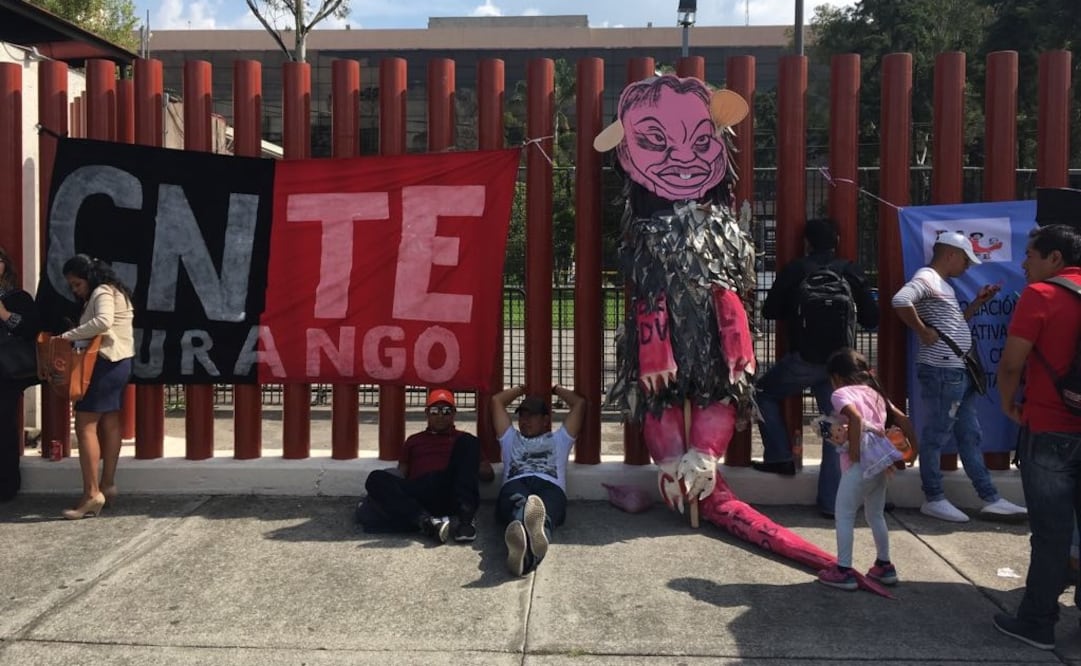 La presencia de manifestantes proveniente del Senado de la República en la puerta de la calle de Zapata provocó que elementos de seguridad cerraran el acceso principal del recinto legislativo. Foto: Valente Rosas