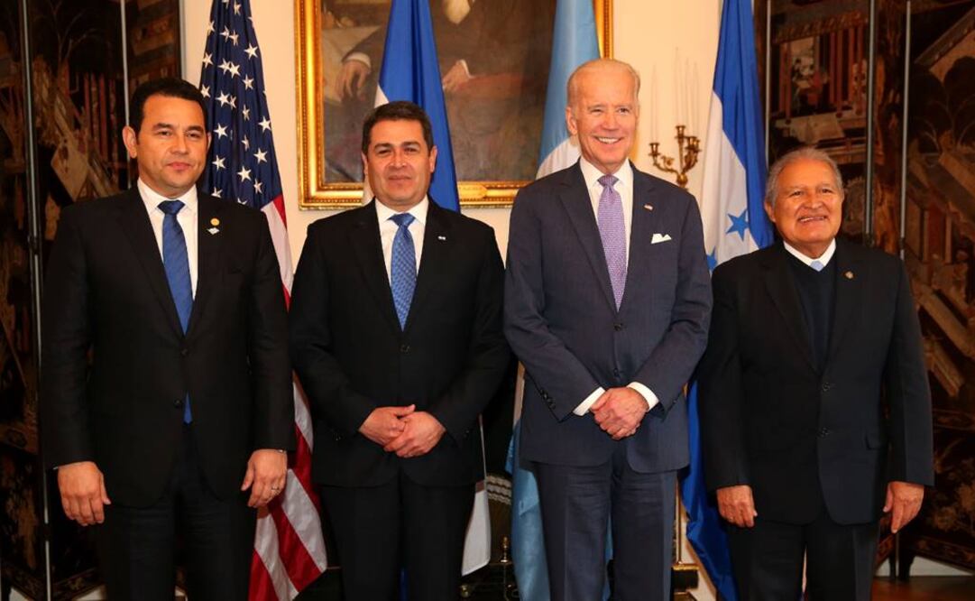 (i-d) Los presidentes, Jimmy Morales de Guatemala; Juan Orlando Hernández, de Honduras; el vicepresidente de los Estados Unidos, Joseph Biden, y Sánchez Ceren de El Salvador (Foto: EFE)