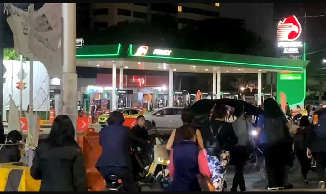 Motociclistas y ciclistas eléctricos han comenzado a ofrecer traslados informales a los transeúntes varados por el plantón que mantienen normalistas en Paseo de la Reforma e Insurgentes, en la Ciudad de México, el jueves 5 de junio de 2025. Foto: Juan Carlos Williams /EL UNIVERSAL