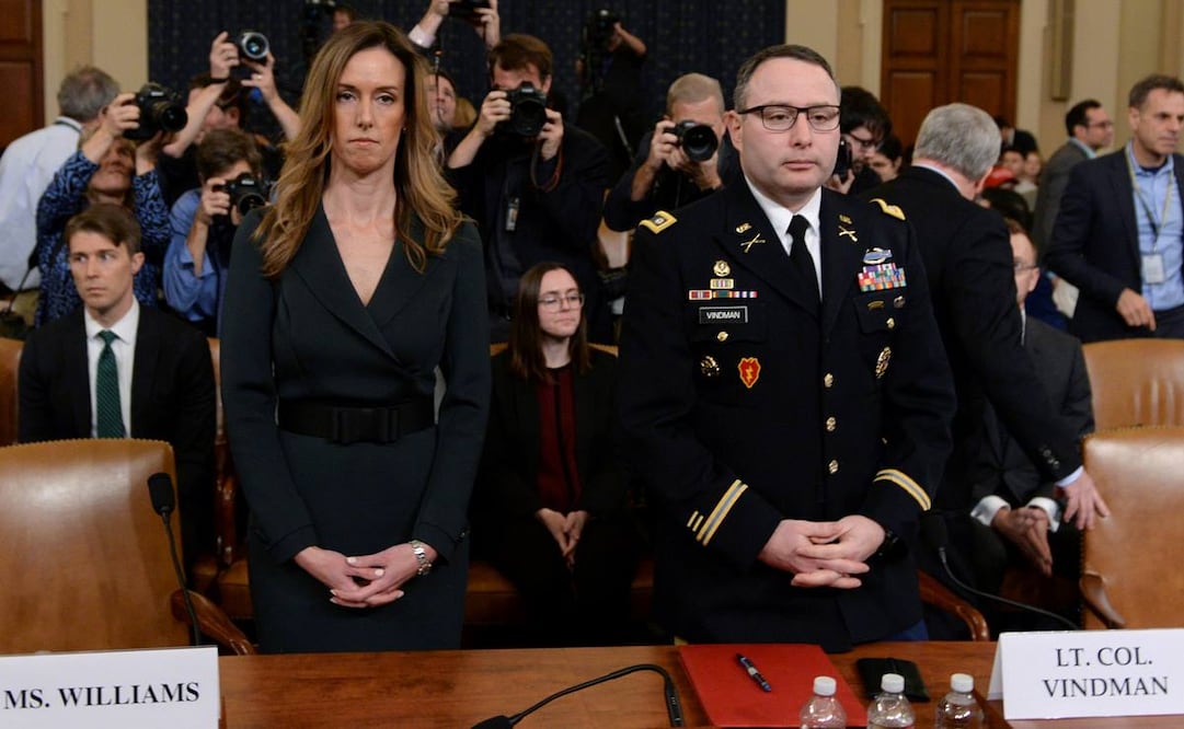 El teniente coronel del ejército Alexander Vindman, adscrito al Consejo de Seguridad Nacional y Jennifer Williams, parte del equipo asesor del vicepresidente Mike Pence (Foto: Reuters)