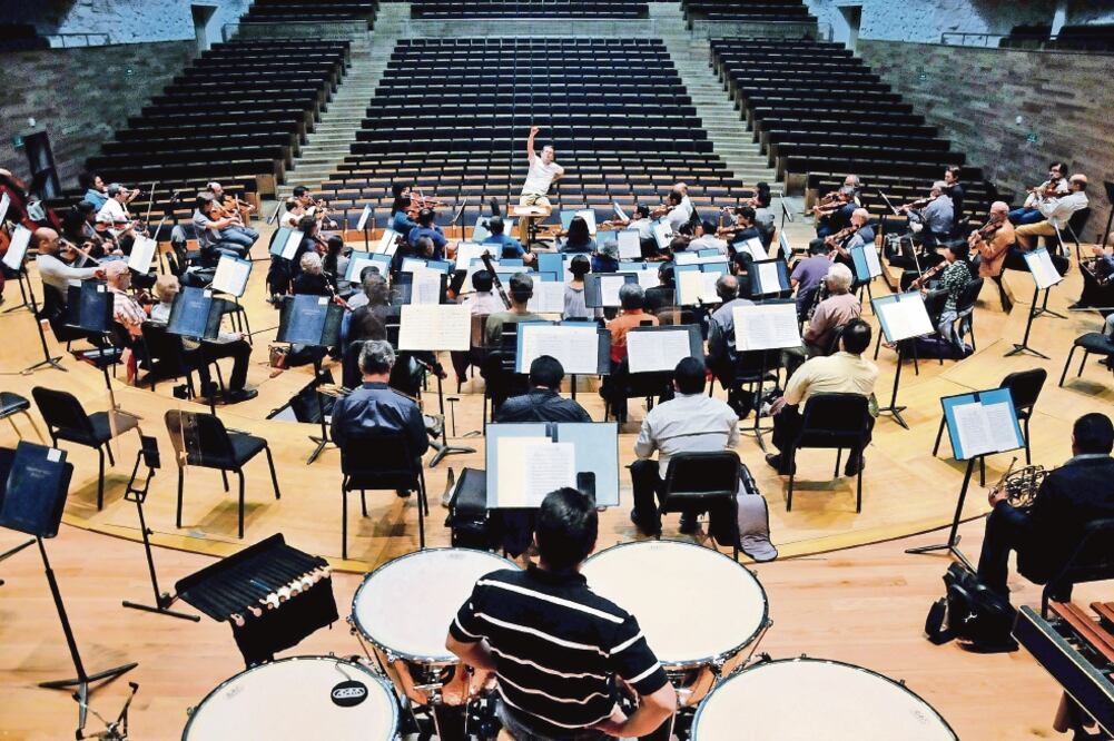 La Orquesta Sinfónica de Xalapa la conforman 95 personas de diferentes edades y nacionalidades, con 20 instrumentos diferentes, cuenta el director (MIGUEL CARMONA. EL UNIVERSAL)