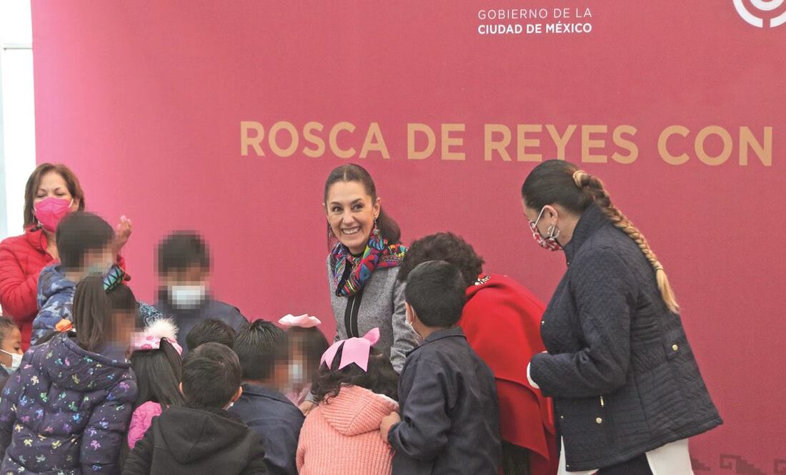 La jefa de Gobierno partió una Rosca de Reyes con niños víctimas de algún delito. Foto: Carlos Mejía/ EL UNIVERSAL.