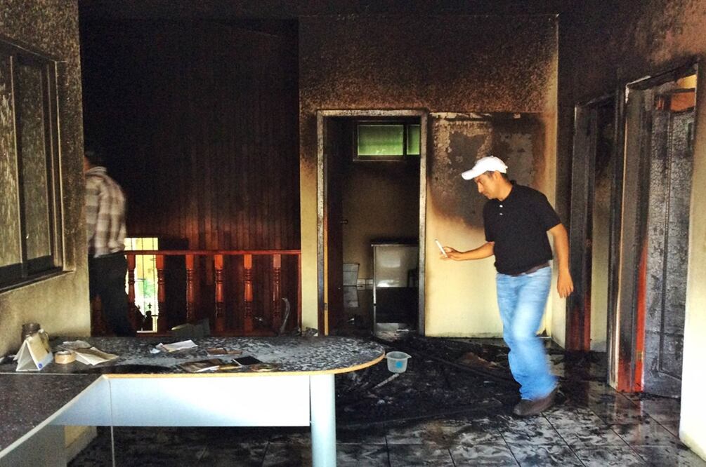 Presuntos maestros de la Coordinadora Nacional de Trabajadores de la Educación ( CNTE)  vandalizaron oficinas de partidos políticos en Chiapas. 
