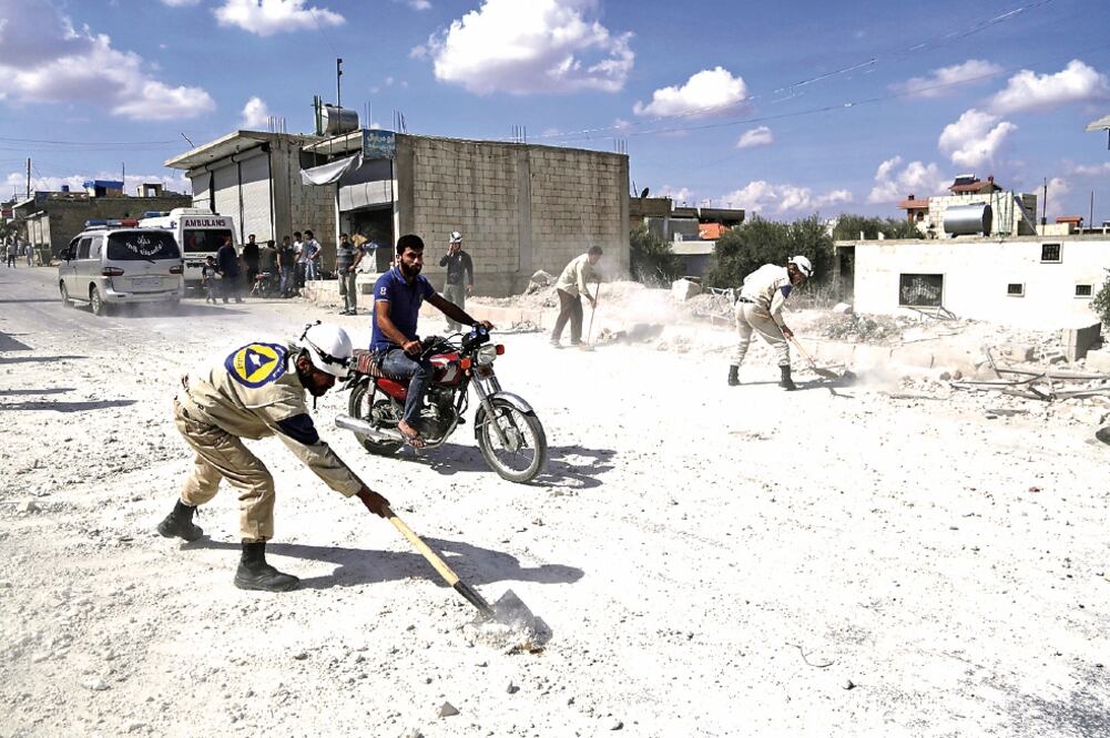 Miembros de la Defensa Civil siria remueven escombros tras un presunto ataque ruso en Kafranbel (KHALIL ASHAWI. REUTERS)