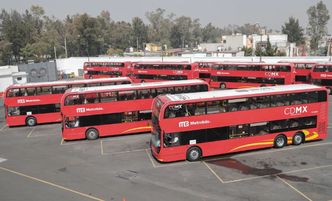 Los conductores practican ocho horas diarias con las nuevas unidades para acostumbrarse a trabajar con los autobuses de 12.93 metros de largo y 4.14 metros de altura. (Fotos: IVÁN STEPHENS)