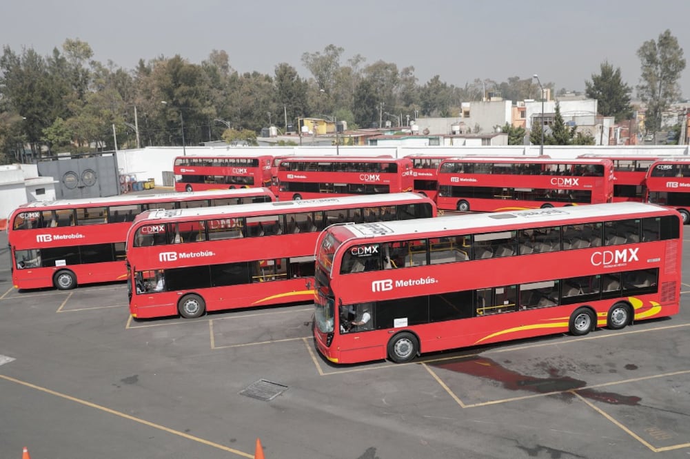 Los conductores practican ocho horas diarias con las nuevas unidades para acostumbrarse a trabajar con los autobuses de 12.93 metros de largo y 4.14 metros de altura. (Fotos: IVÁN STEPHENS)