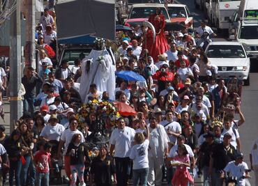 Realizan peregrinación en honor a la Santa Muerte