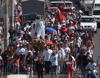 Realizan peregrinación en honor a la Santa Muerte