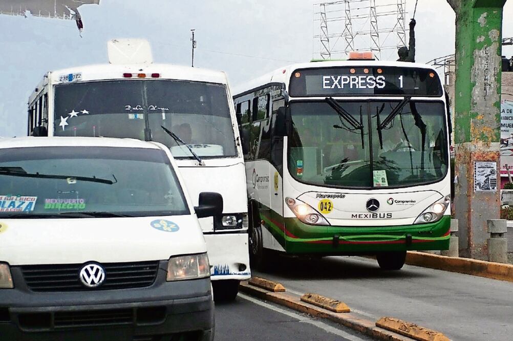 En el Estado de México se estima que 35 mil de las más de 200 mil unidades de transporte público que circulan lo hacen sin una concesión (ARCHIVO EL UNIVERSAL)