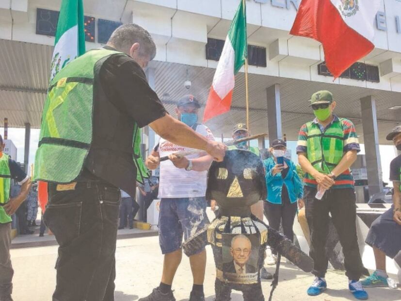 A tomatazos exigen caseta de peaje libre en Baja California
