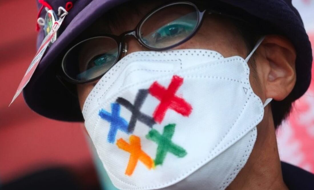 Un hombre lleva una mascarilla con los colores olímpicos en protesta contra los Juegos. Foto: Reuters