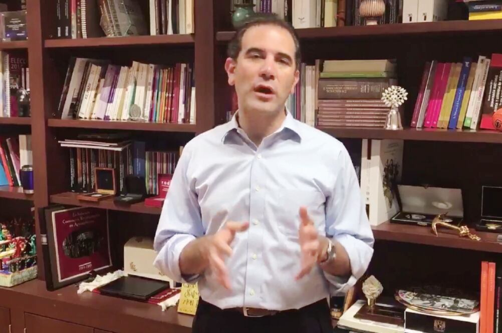 Lorenzo Córdova, consejero presidente del INE, dice que buscó a las agrupaciones políticas para exponerles la posibilidad de que los recursos de sus gasto s ordinarios puedan transferirse (TOMADA DE TWITTER)