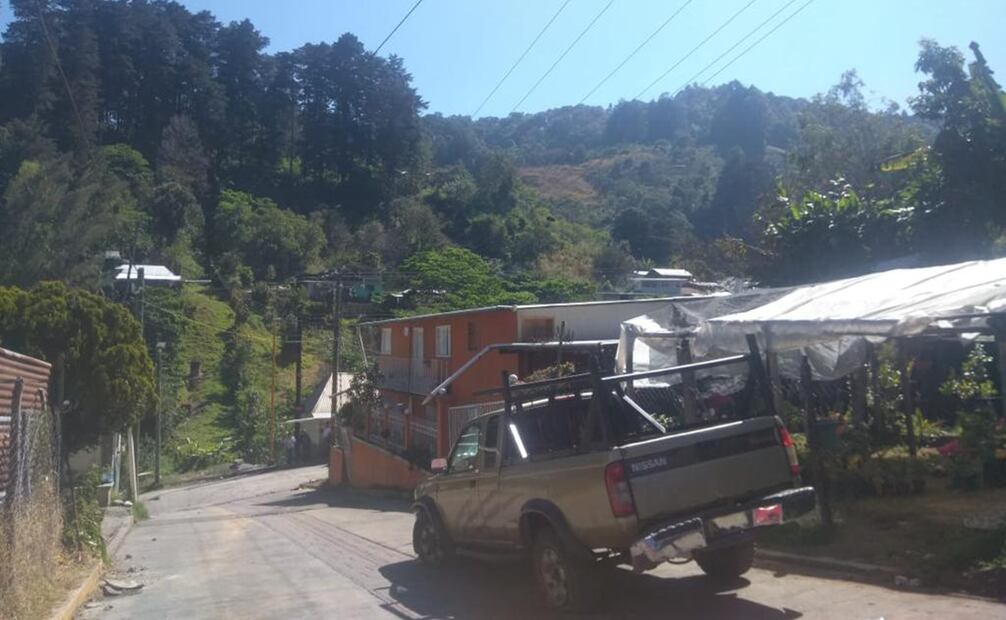 Como resultado de los choques entre pobladores y soldados, varios vehículos particulares y motocicletas resultaron dañadas. Foto: Especial.