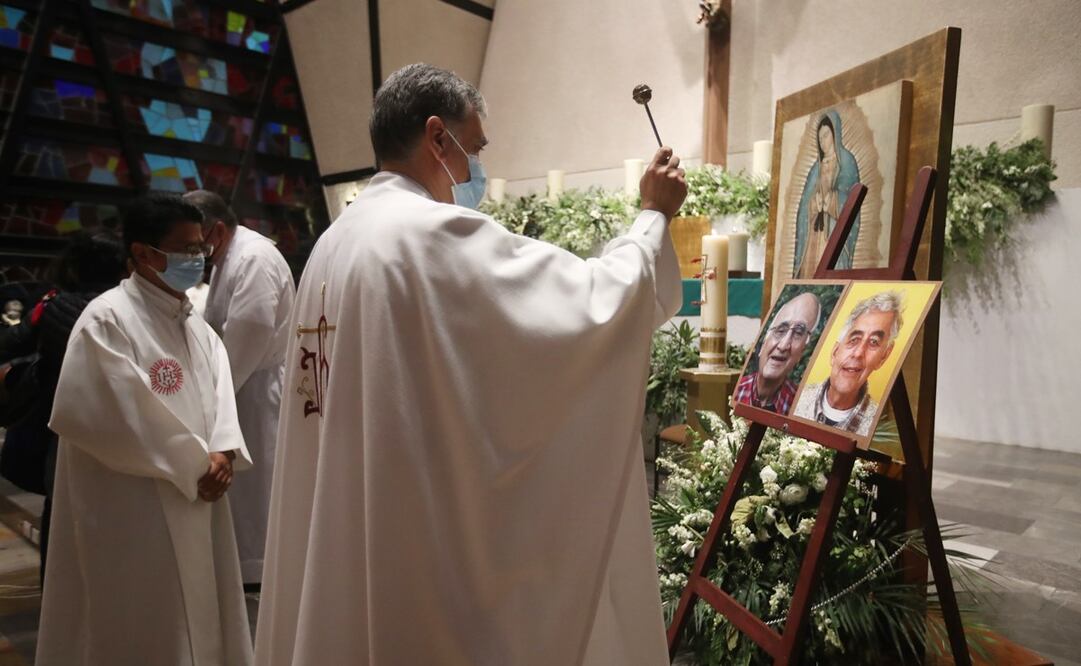 En la iglesia de San Ignacio de Loyola, en Polanco, Ciudad de México, se ofició una misa en honor a los sacerdotes Javier Campos y Joaquín César Mora, asesinados en Chihuahua. Foto: Valente Rosas/ EL UNIVERSAL