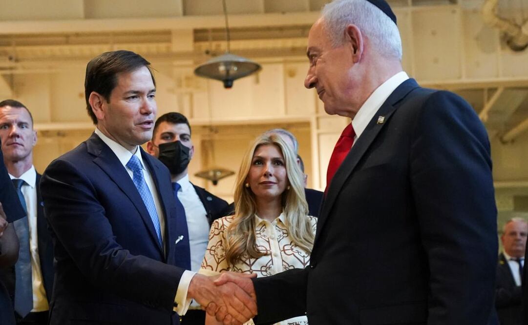 El secretario de Estado de Estados Unidos, Marco Rubio, y el primer ministro israelí, Benjamin Netanyahu, se estrechan la mano mientras visitan los túneles del Muro Occidental, en la Ciudad Vieja de Jerusalén, el domingo 14 de septiembre de 2025. Foto: AP
