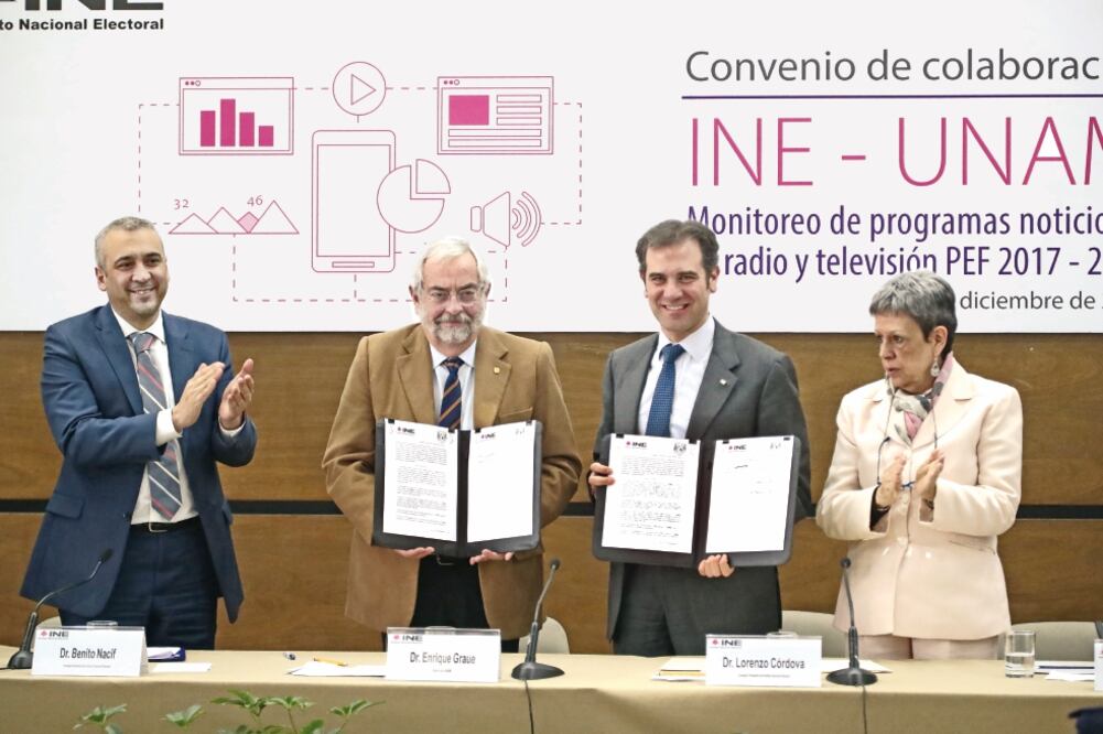 El rector de la UNAM, Enrique Graue, y Lorenzo Córdova, titular del INE, firmaron ayer el convenio para la realización del monitoreo. Foto: ALEJANDRO ACOSTA. EL UNIVERSAL