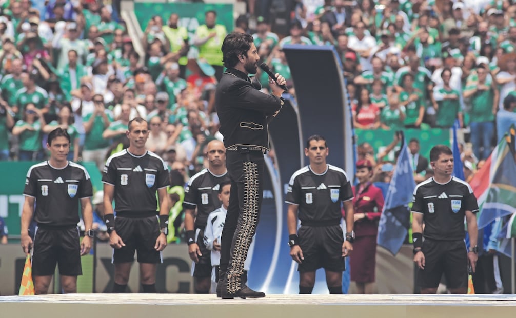 Alejandro Fernández entonó el Himno Nacional a capela. Foto: Diego Simón y Carlos Mejía/ EL UNIVERSAL