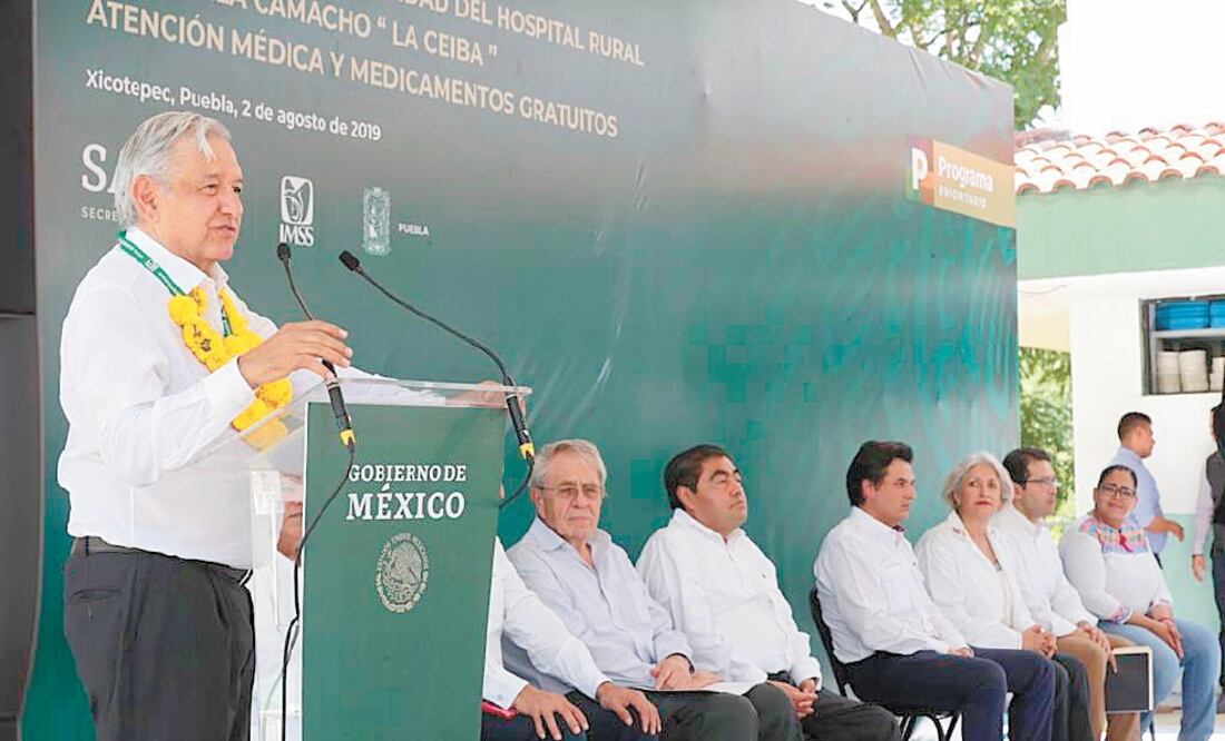 Pide paciencia. Andrés Manuel López Obrador visitó el Hospital Rural Villa Ávila Camacho (La Ceiba), en Puebla. Foto/ESPECIAL